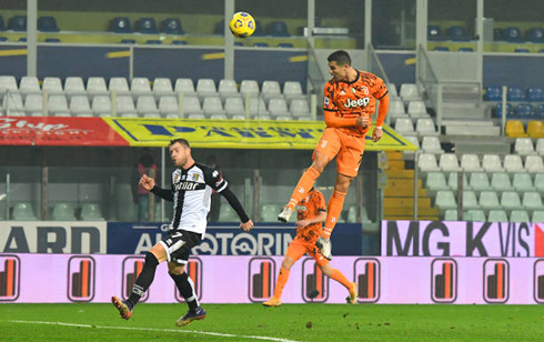 Cristiano Ronaldo trying to dribble a defender in Juve 1-1 Atalanta