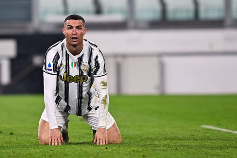 Cristiano Ronaldo kneels down in Juventus vs Fiorentina