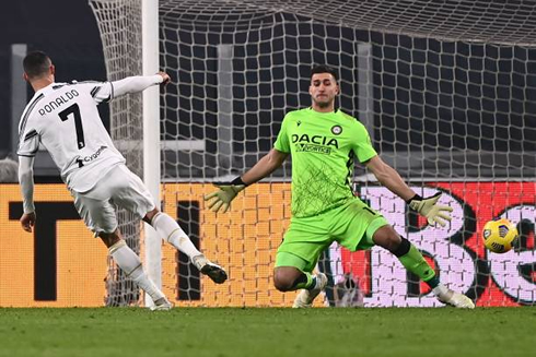 Cristiano Ronaldo scores two goals for Juve against Udinese