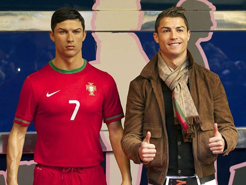 Cristiano Ronaldo next to his own wax statue