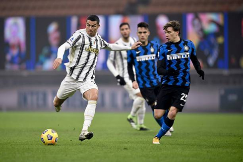 Cristiano Ronaldo shooting the ball in Inter vs Juventus