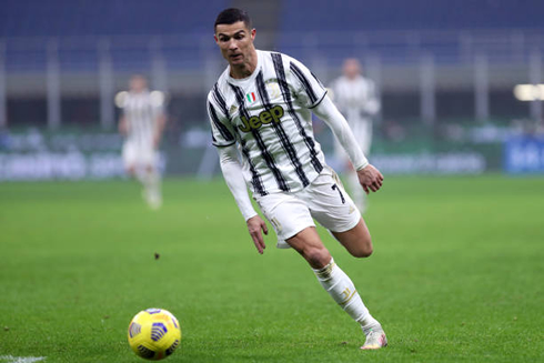 Cristiano Ronaldo chasing the ball in Inter 1-2 Juventus