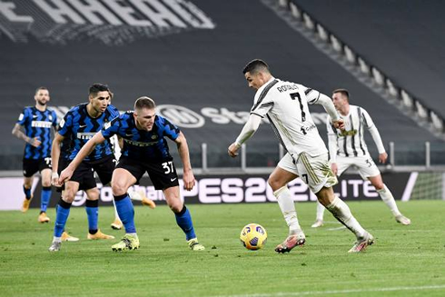 Cristiano Ronaldo takes on a defender in Juve vs Inter