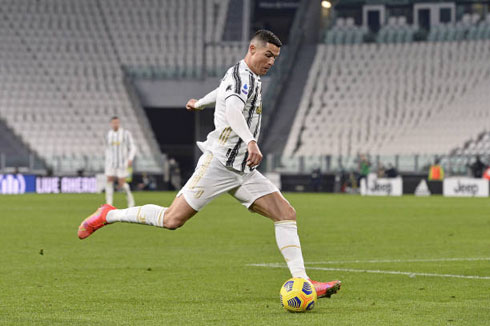 Cristiano Ronaldo shooting the ball in Juventus vs Lazio