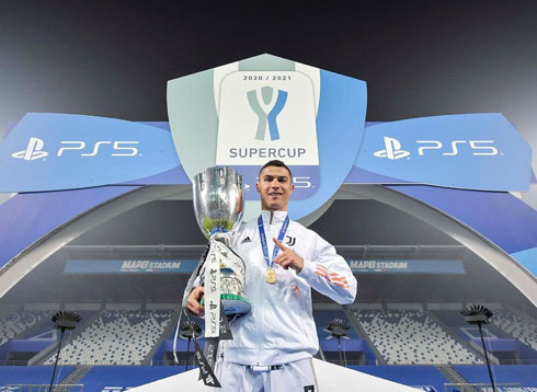 Cristiano Ronaldo winning a trophy for Juventus