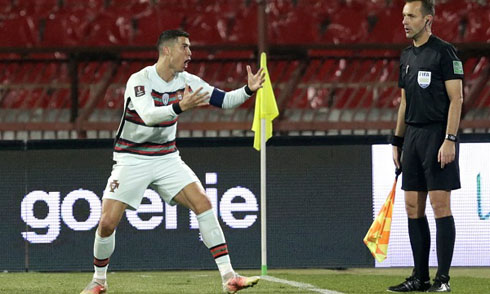 Cristiano Ronaldo reaction in front of the linesman