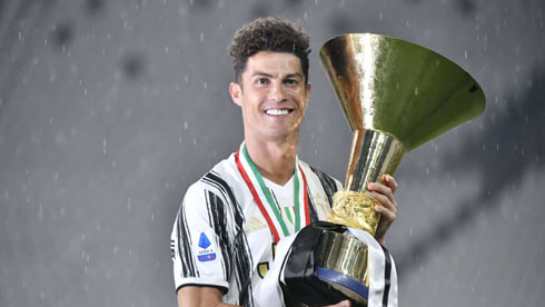 Cristiano Ronaldo holding the Serie A trophy