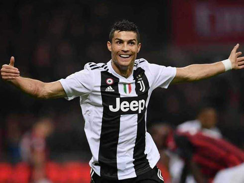 Cristiano Ronaldo scores for Juve