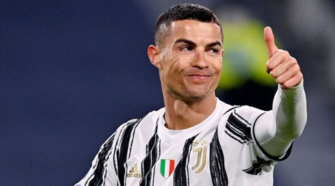 Cristiano Ronaldo thumbs up in Juve