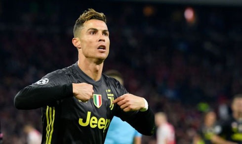 Cristiano Ronaldo pointing to his shirt in Juve game