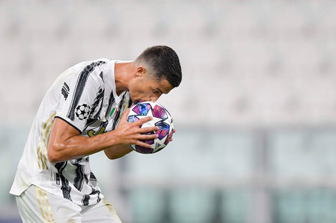 Cristiano Ronaldo kissing the ball in a Juventus game