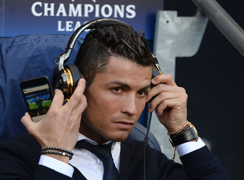 Cristiano Ronaldo holding his smartphone