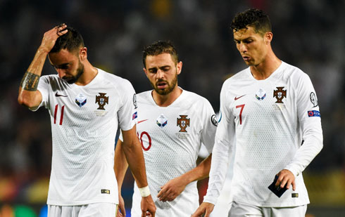 Cristiano Ronaldo next to Bruno Fernandes and Bernardo Silva