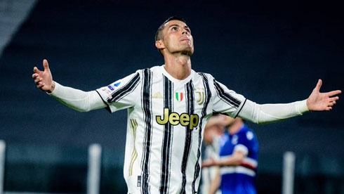 Cristiano Ronaldo thanking to the sky after scoring