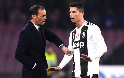 Allegri talking to Ronaldo in Juventus