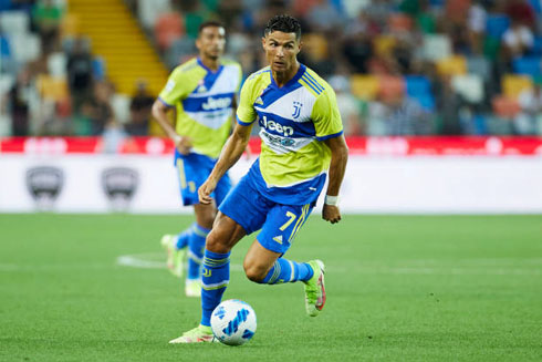 Cristiano Ronaldo moving the ball forward in Udinese 2-2 Juventus