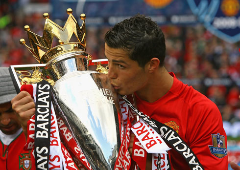 Cristiano Ronaldo kissing the Premier League trophy