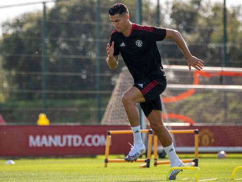 Cristiano Ronaldo working hard in Man United