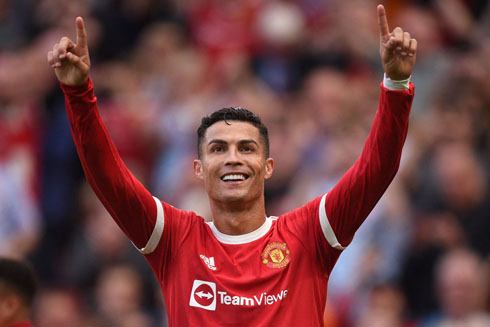 Cristiano Ronaldo raises his two arms in United game