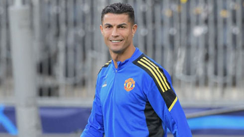 Cristiano Ronaldo wearing Man United blue uniform