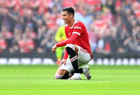 Cristiano Ronaldo down on one knee at United