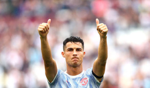 Cristiano Ronaldo approval gesture in Manchester United