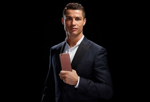Cristiano Ronaldo holding a smart phone