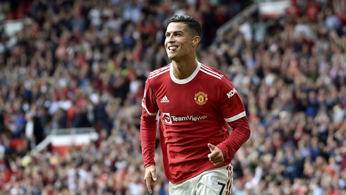 Cristiano Ronaldo running around with a Man United shirt