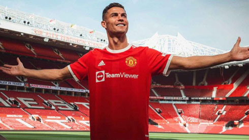 Cristiano Ronaldo welcomed at Old Trafford