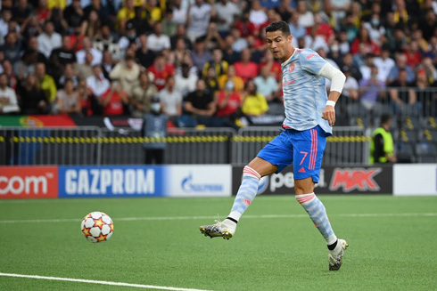 Cristiano Ronaldo finishes off a play for United