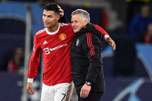 Cristiano Ronaldo putting his arm around Solskjaer