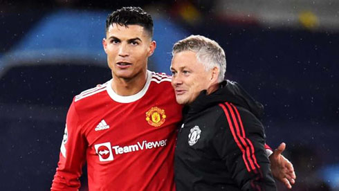 Cristiano Ronaldo next to his manager Solskjaer