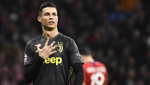 Cristiano Ronaldo gesturing that he won 5 Champions League to Atletico fans
