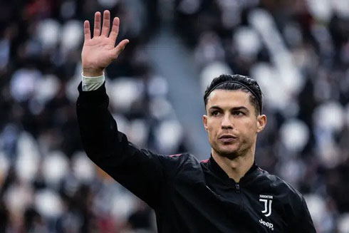 Cristiano Ronaldo waving goodbye to Juventus