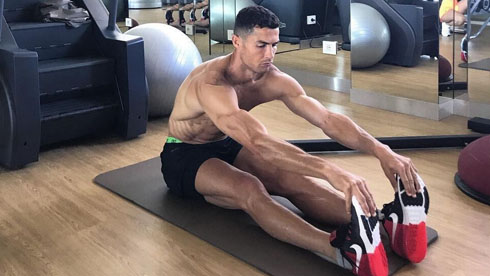 Cristiano Ronaldo improving his flexibility