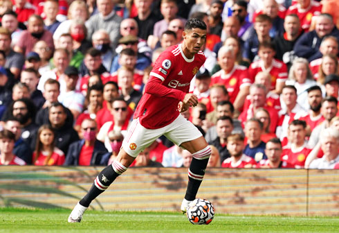 Cristiano Ronaldo moving the ball forward for Man United