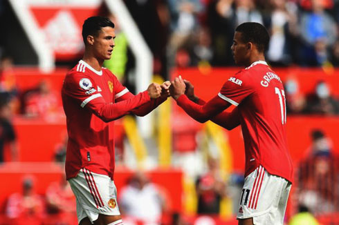 Cristiano Ronaldo and Greenwood getting ready for the kickoff