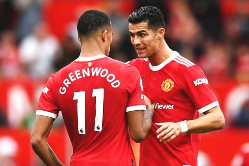 Cristiano Ronaldo talking to Greenwood in United