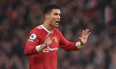 Cristiano Ronaldo gestures during United game