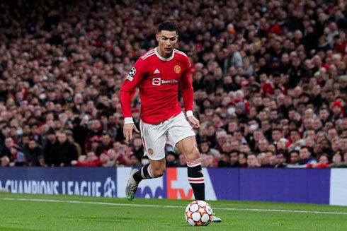 Cristiano Ronaldo moving the ball forward in the attack