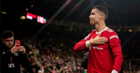 Cristiano Ronaldo clapping his heart and thanking fans