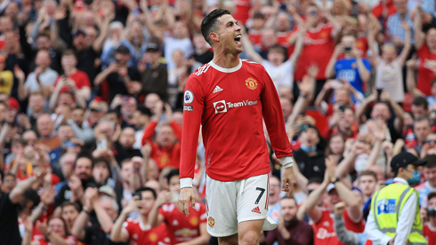 Cristiano Ronaldo reacting to Man United fans