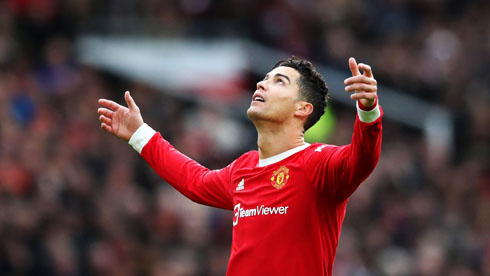 Cristiano Ronaldo turns his head to the sky in disapproval