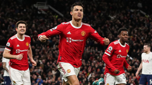 Cristiano Ronaldo scores for Man United
