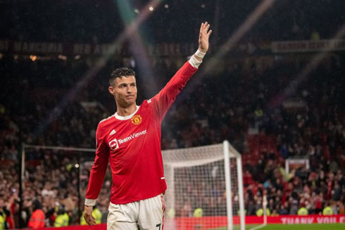 Cristiano Ronaldo saying goodbye to United fans