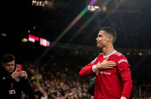 Cristiano Ronaldo tapping United club badge