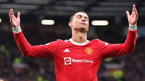 Cristiano Ronaldo visibly upset with United