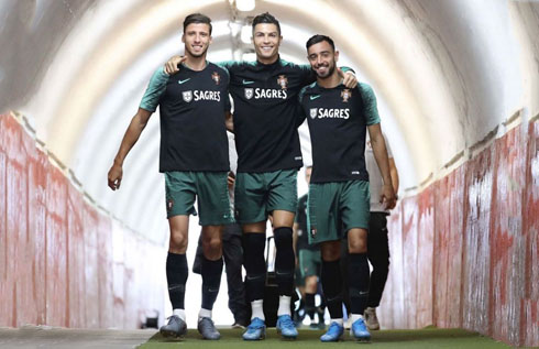 Cristiano Ronaldo next to Bruno Fernandes and Ruben Dias