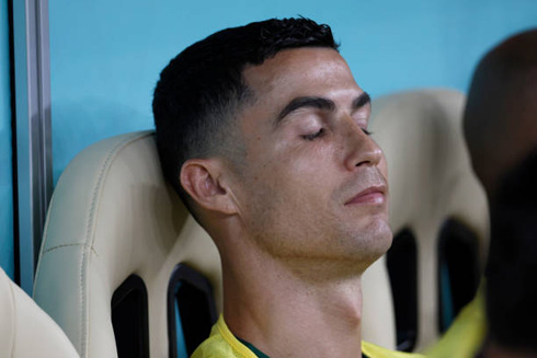 Cristiano Ronaldo relaxing at the bench