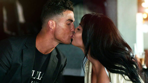 Cristiano Ronaldo kissing Georgina Rodriguez in the Netflix series I am Georgina